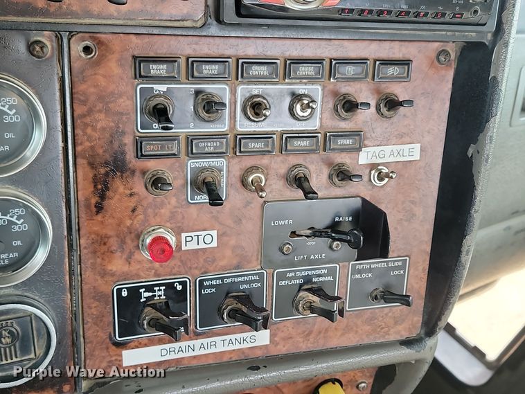 image for item KT9924 2004 Kenworth W900  semi truck