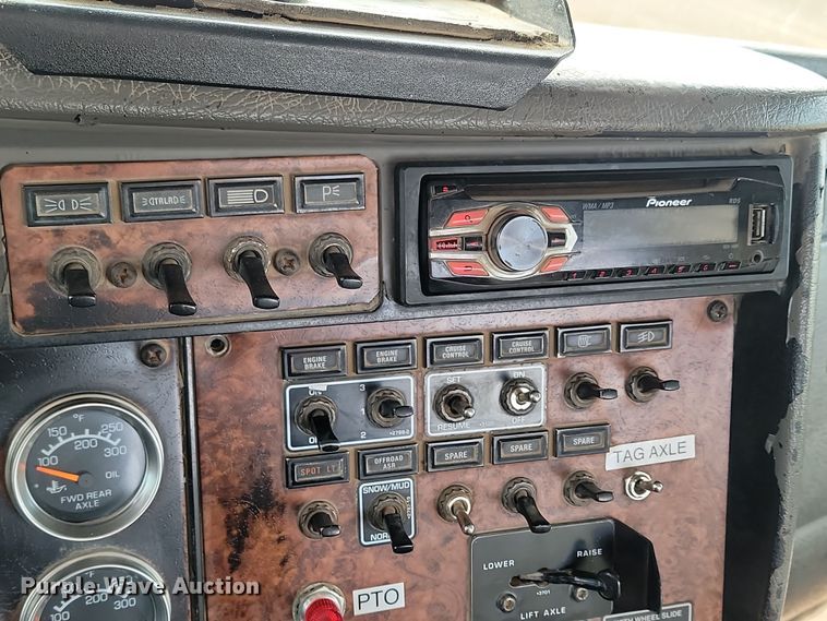 image for item KT9924 2004 Kenworth W900  semi truck