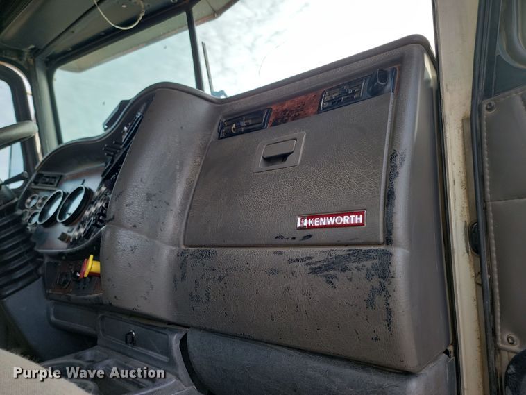 image for item KT9924 2004 Kenworth W900  semi truck