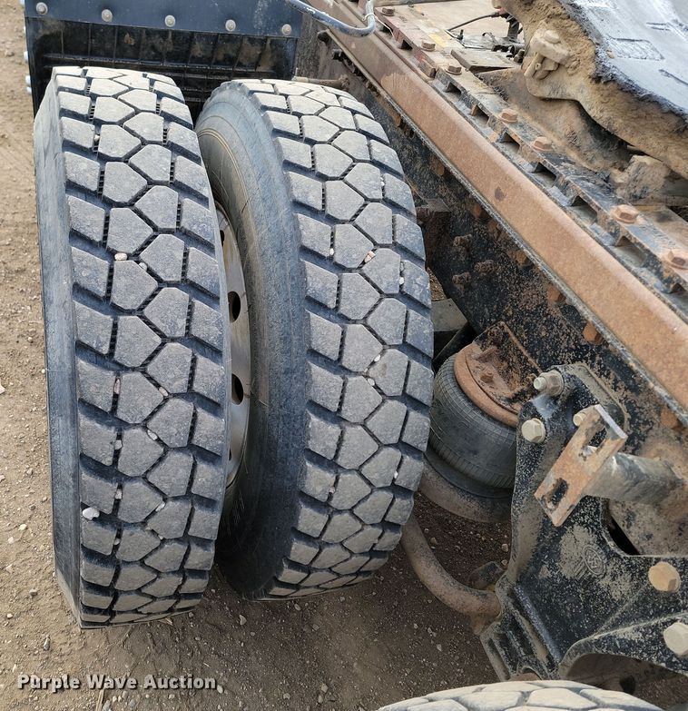 image for item KT9924 2004 Kenworth W900  semi truck