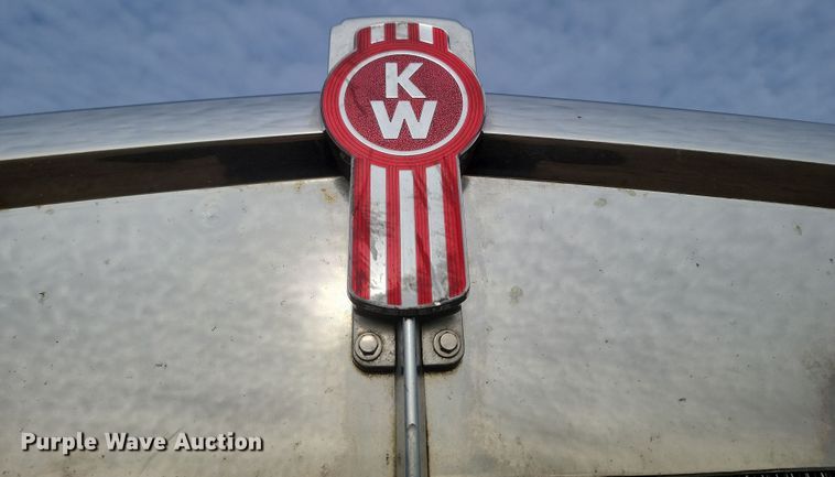 image for item KT9924 2004 Kenworth W900  semi truck
