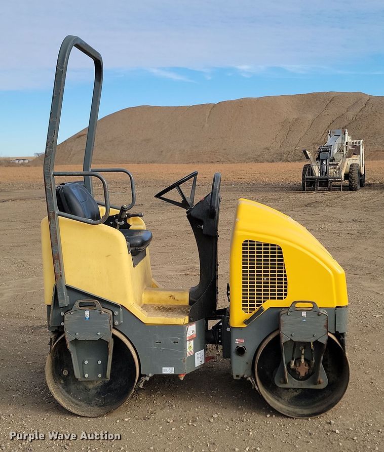 image for item KT9925 2015 Wacker Neuson RD12A  double drum vibratory roller