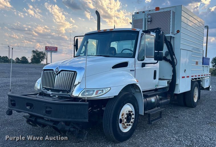 image for item KW9057 2008 International 4300  utility / service truck