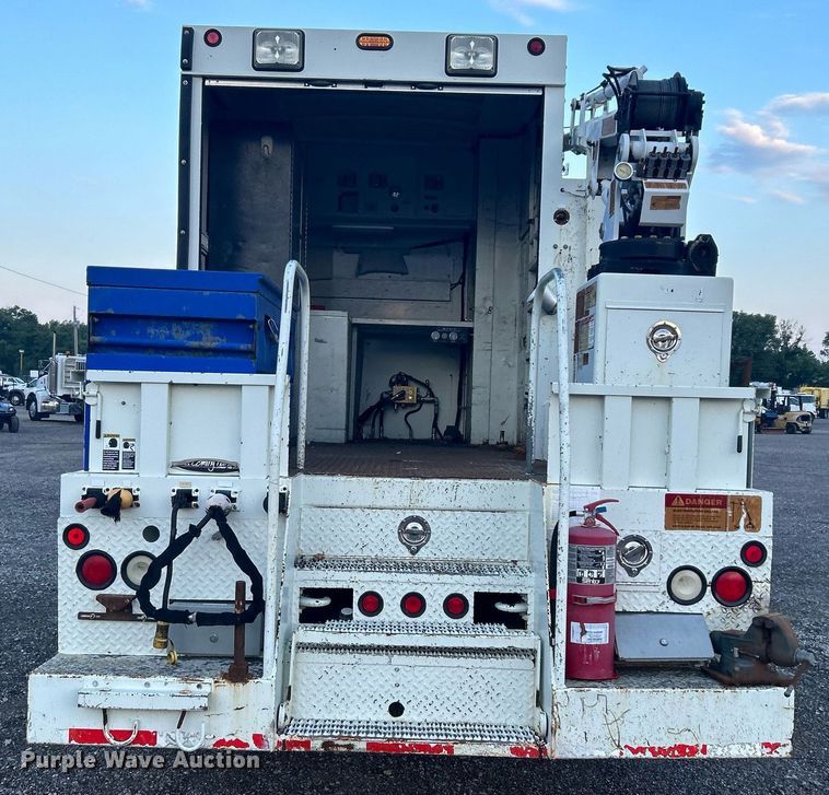 image for item KW9057 2008 International 4300  utility / service truck