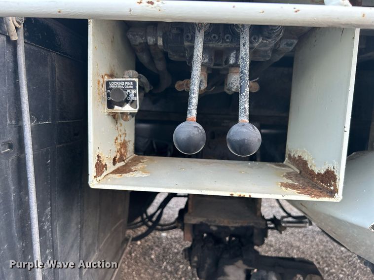 image for item KW9057 2008 International 4300  utility / service truck