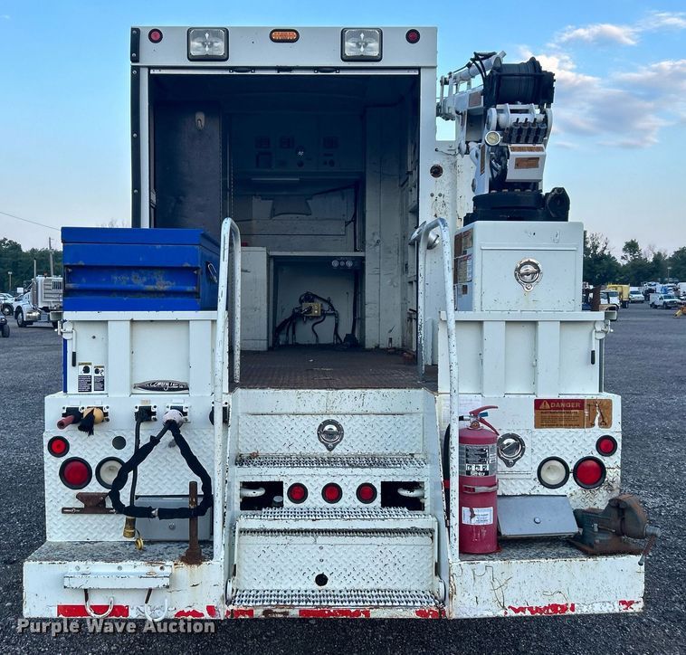 image for item KW9057 2008 International 4300  utility / service truck