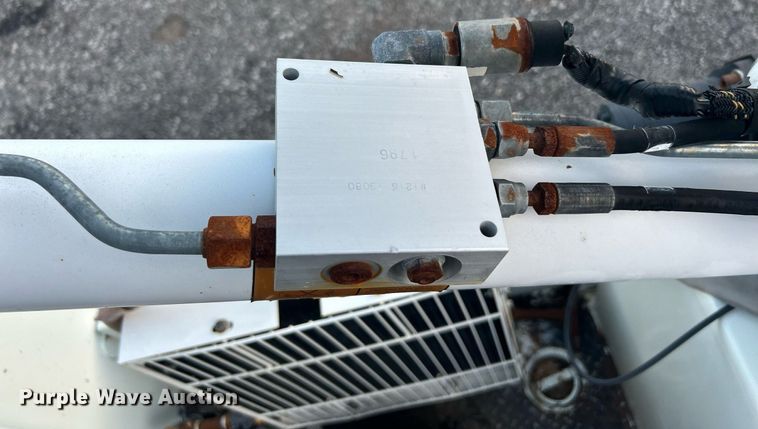 image for item KW9057 2008 International 4300  utility / service truck