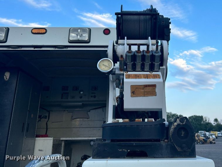 image for item KW9057 2008 International 4300  utility / service truck