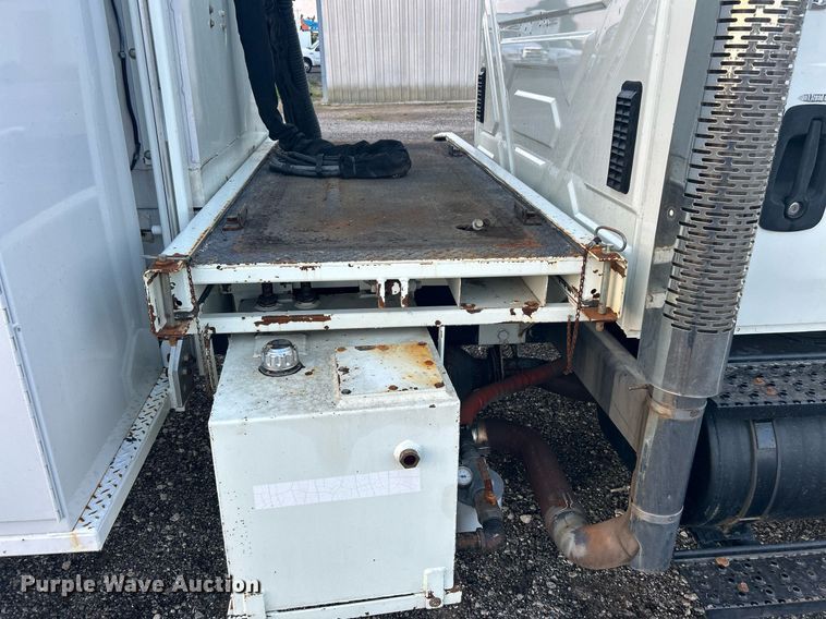 image for item KW9057 2008 International 4300  utility / service truck