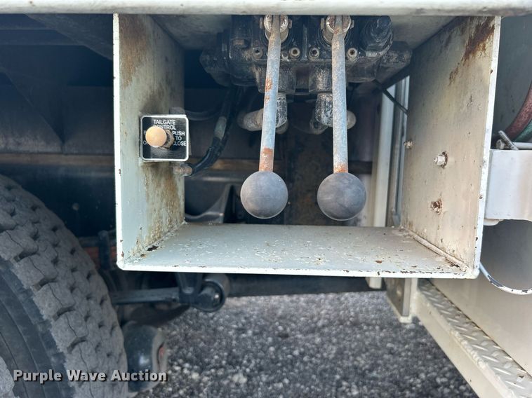 image for item KW9057 2008 International 4300  utility / service truck