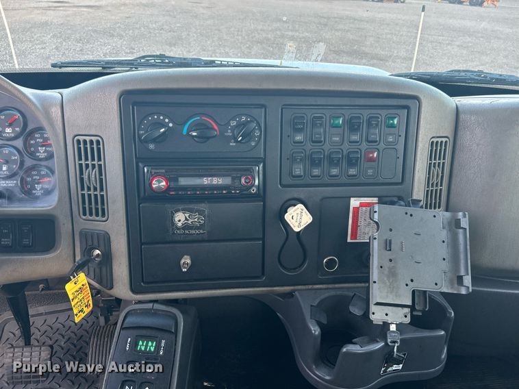 image for item KW9057 2008 International 4300  utility / service truck