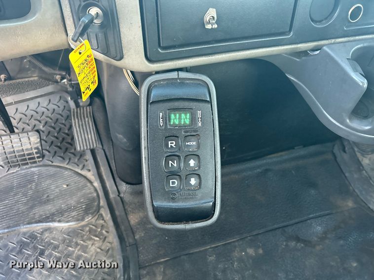 image for item KW9057 2008 International 4300  utility / service truck