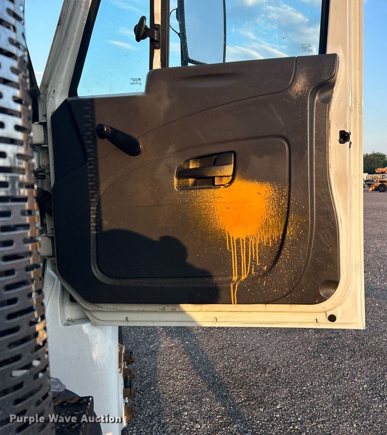 image for item KW9057 2008 International 4300  utility / service truck