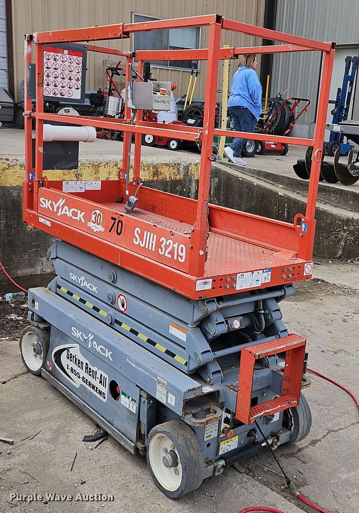 image for item LB9687 2015 Skyjack SJIII 3219  scissor lift