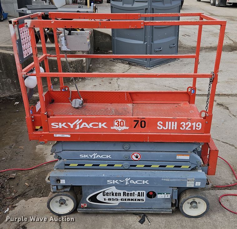 image for item LB9687 2015 Skyjack SJIII 3219  scissor lift