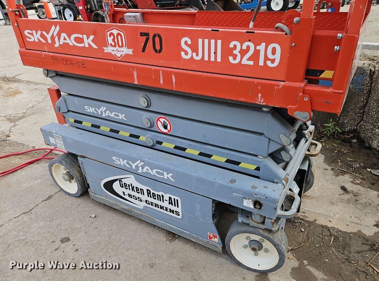 image for item LB9687 2015 Skyjack SJIII 3219  scissor lift