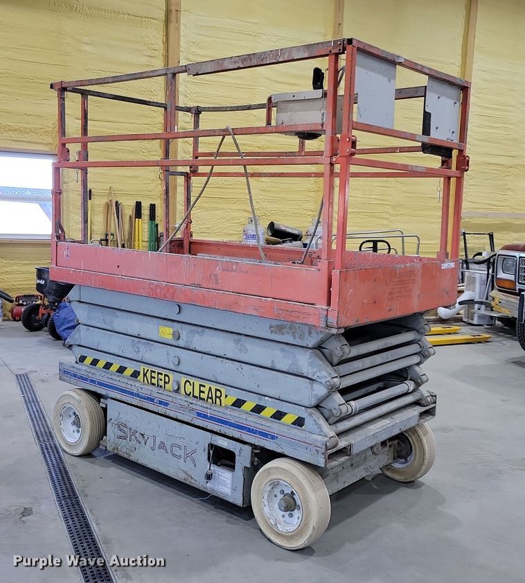 image for item LC9472 Skyjack scissor lift