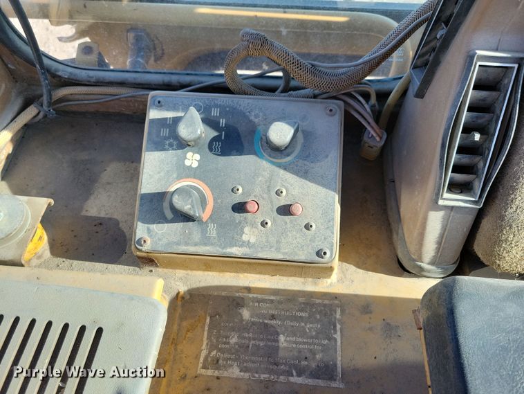 image for item LC9476 1995 Caterpillar 953B  loader