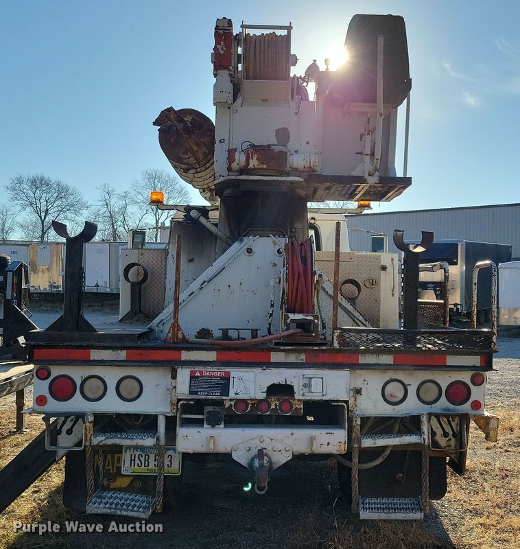 image for item LC9479 1995 International 4700  bucket truck