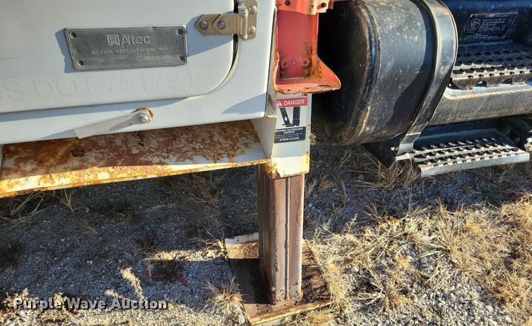 image for item LC9479 1995 International 4700  bucket truck