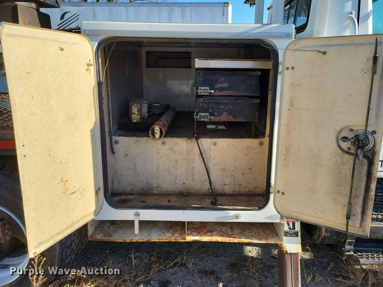 image for item LC9479 1995 International 4700  bucket truck