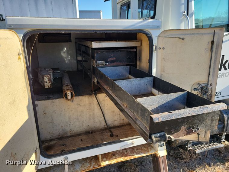 image for item LC9479 1995 International 4700  bucket truck