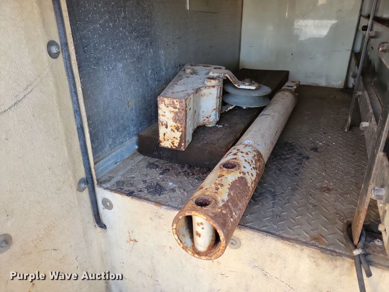 image for item LC9479 1995 International 4700  bucket truck