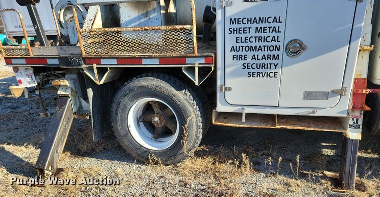 image for item LC9479 1995 International 4700  bucket truck