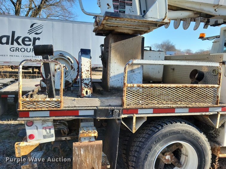 image for item LC9479 1995 International 4700  bucket truck