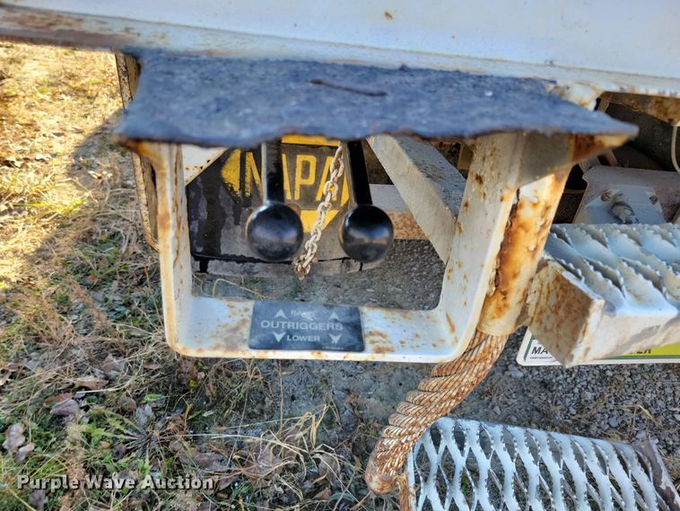 image for item LC9479 1995 International 4700  bucket truck