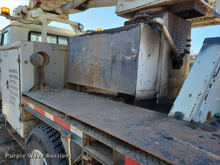 image for item LC9479 1995 International 4700  bucket truck