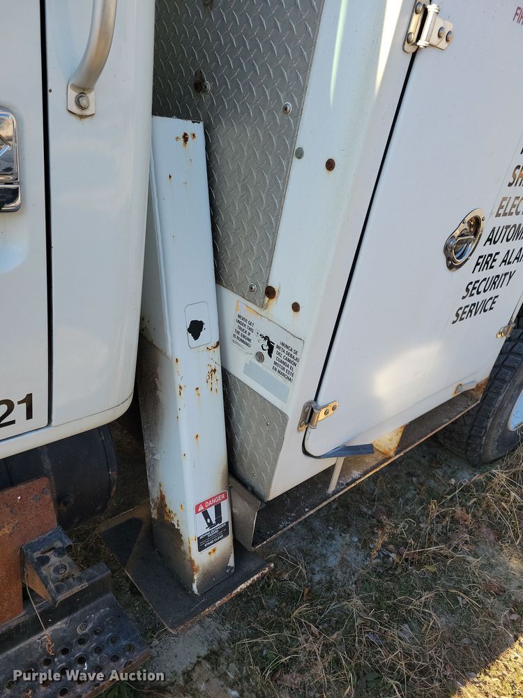 image for item LC9479 1995 International 4700  bucket truck