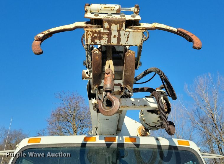 image for item LC9479 1995 International 4700  bucket truck