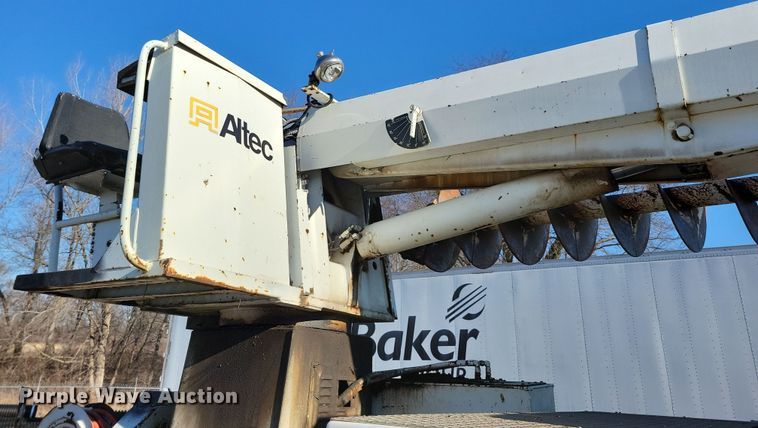 image for item LC9479 1995 International 4700  bucket truck