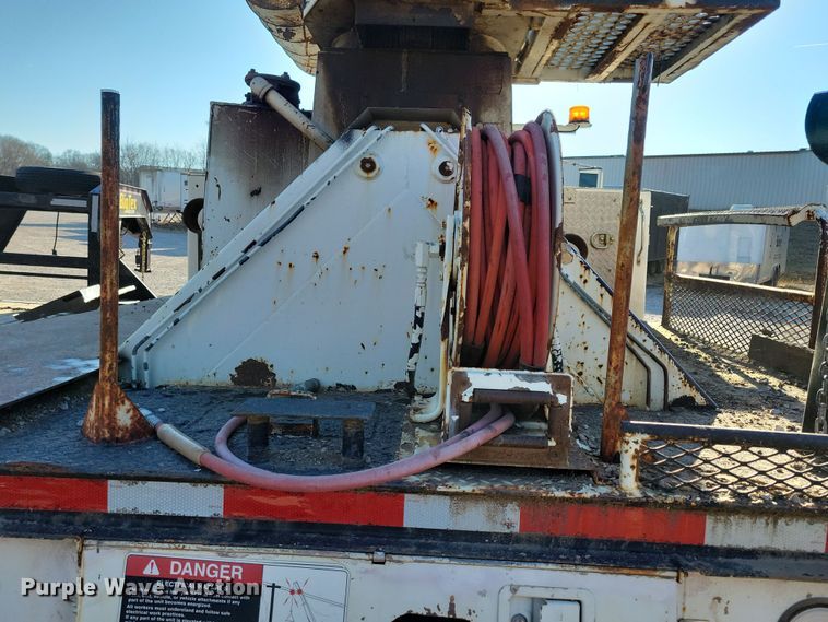 image for item LC9479 1995 International 4700  bucket truck