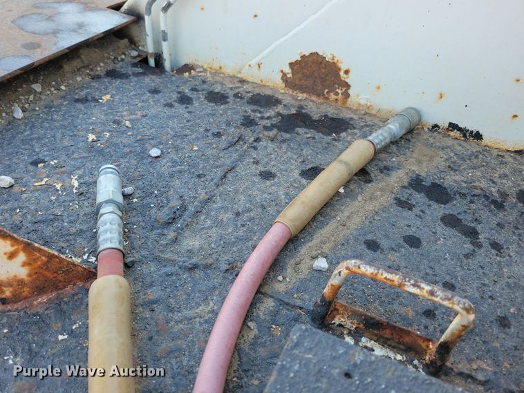 image for item LC9479 1995 International 4700  bucket truck