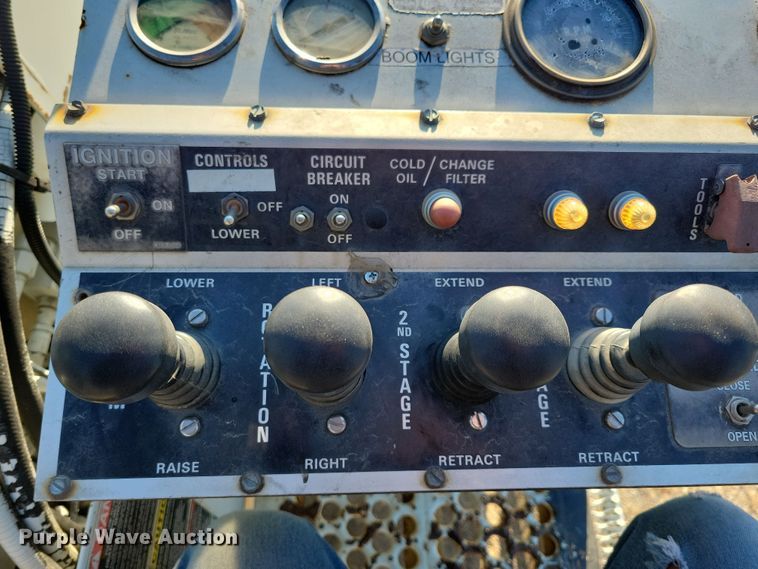 image for item LC9479 1995 International 4700  bucket truck