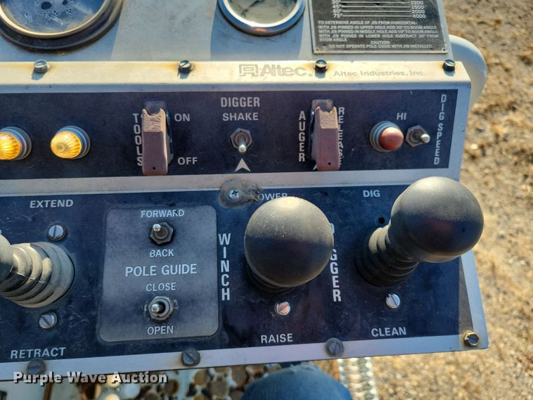 image for item LC9479 1995 International 4700  bucket truck