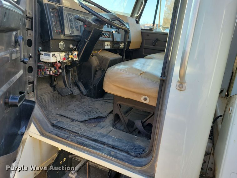 image for item LC9479 1995 International 4700  bucket truck