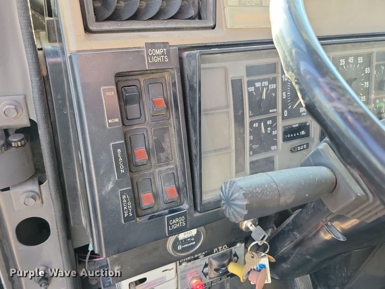 image for item LC9479 1995 International 4700  bucket truck