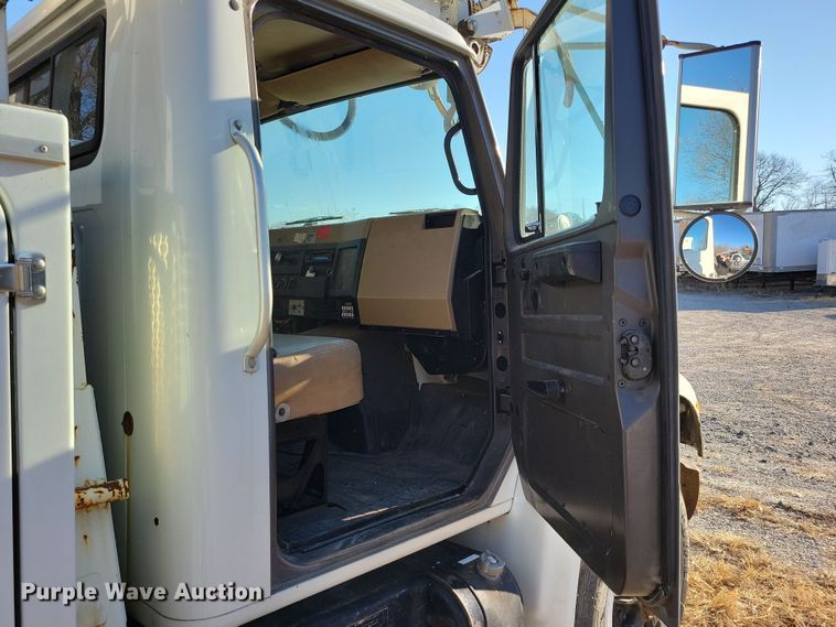 image for item LC9479 1995 International 4700  bucket truck