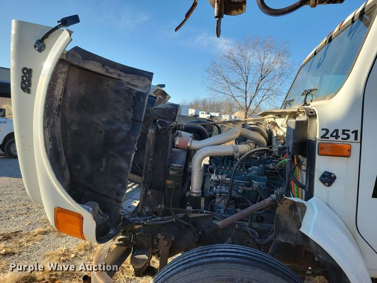 image for item LC9479 1995 International 4700  bucket truck