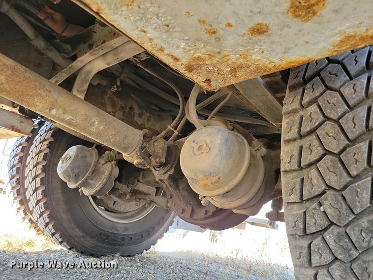 image for item LC9479 1995 International 4700  bucket truck