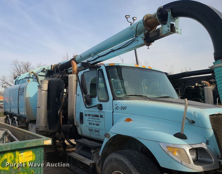 image for item LJ9421 2005 International 7500  sewer jetter truck