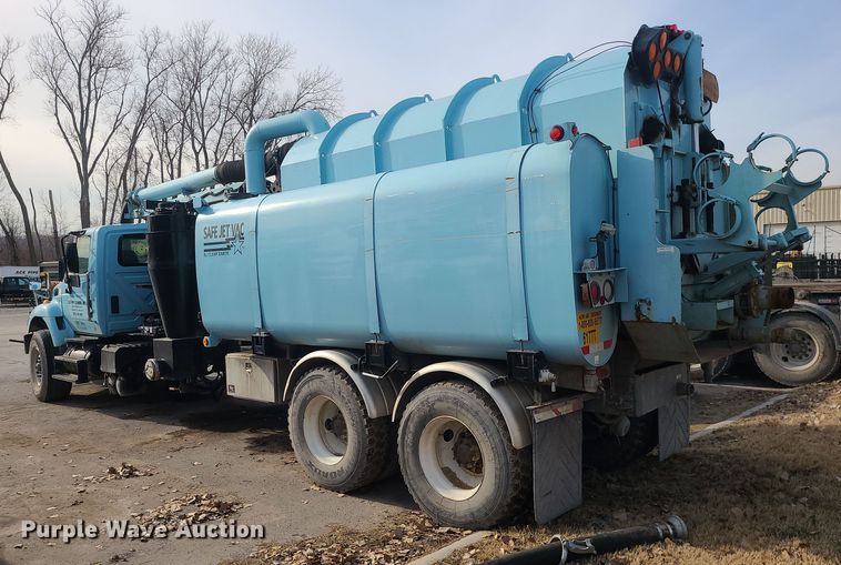 image for item LJ9421 2005 International 7500  sewer jetter truck