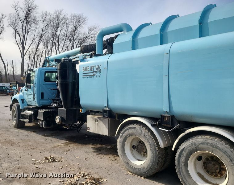 image for item LJ9421 2005 International 7500  sewer jetter truck