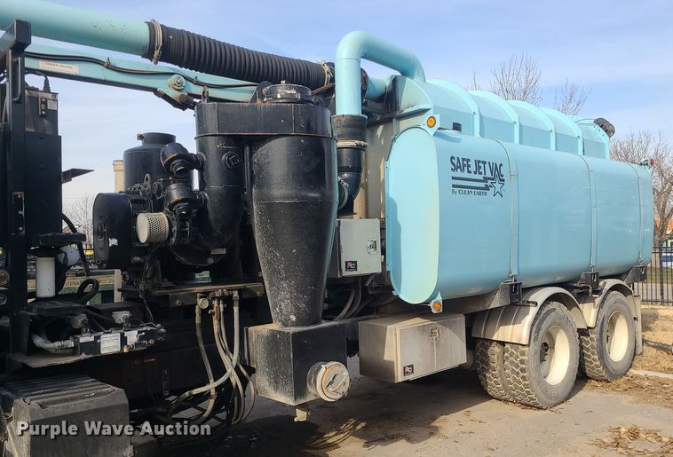 image for item LJ9421 2005 International 7500  sewer jetter truck