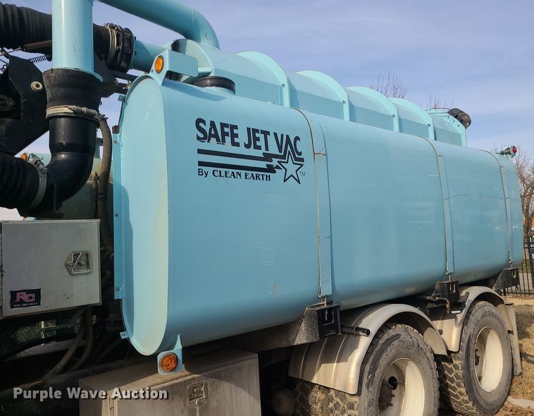 image for item LJ9421 2005 International 7500  sewer jetter truck