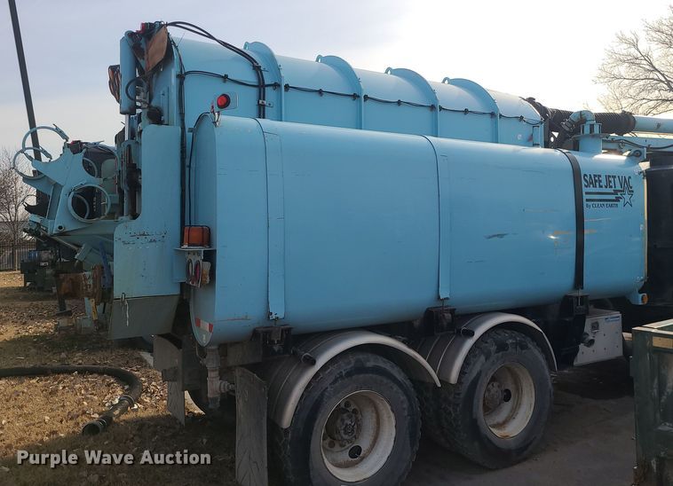 image for item LJ9421 2005 International 7500  sewer jetter truck