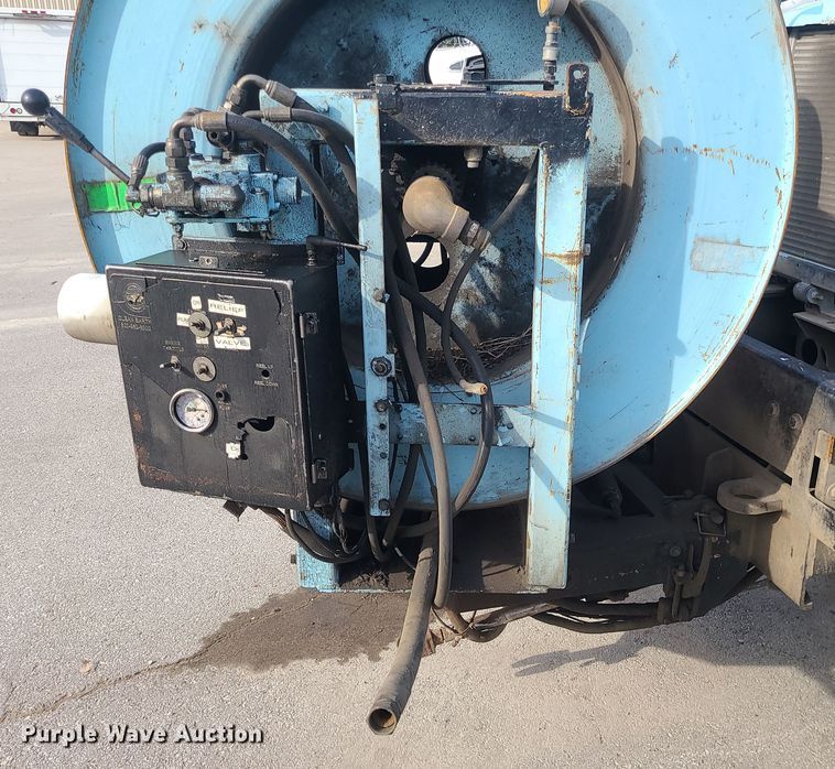 image for item LJ9421 2005 International 7500  sewer jetter truck